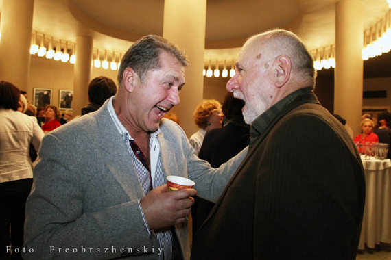 В актерском фойе. Встречи в начале сезона. (Справа — Борис Львович)