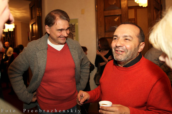 В фойе. Директор ЦДА Александр Жигалкин и Виктор Шендерович