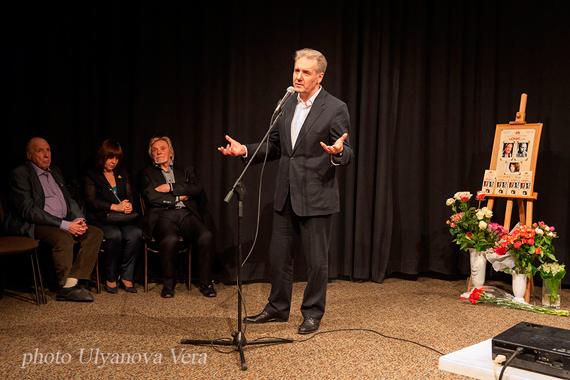 Ведущий вечера — артист театра имени Моссовета Андрей Рапопорт