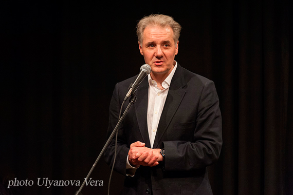 Ведущий вечера — артист театра имени Моссовета Андрей Рапопорт