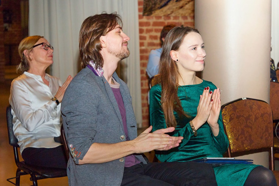 Один из героев выставки танцовщик Петр Казьмирук (в центре)