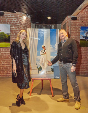 Фотограф Владимир Чикин на фоне выставки «Балет и город»