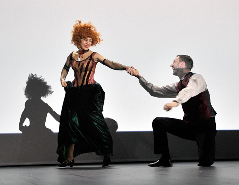 Светлана Михайлова и Антон Мошечков в спектакле «Шипр» 