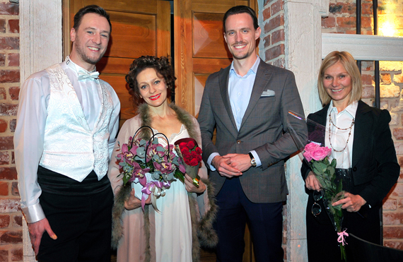 Директор Австрийского культурного форума г-н Фабиан Ортнер приветствует участников спектакля С. Ихайлову, А. Мошечкова и режиссера А. Атарщикову