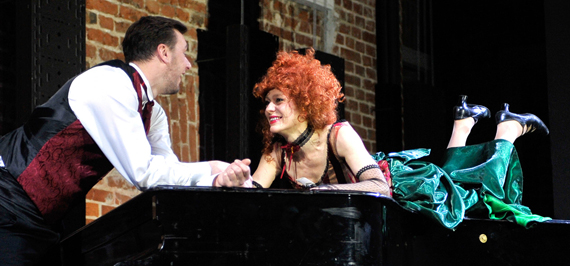 Светлана Михайлова и Антон Мошечков в спектакле «Шипр» 