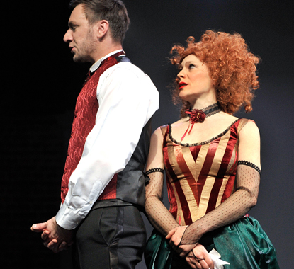 Светлана Михайлова и Антон Мошечков в спектакле «Шипр» 