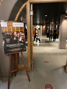 В фойе перед началом фильма