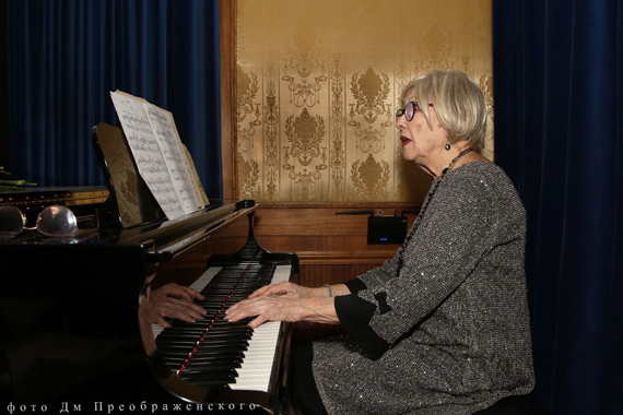 Играет Наталья Владимировна Бурмейстер