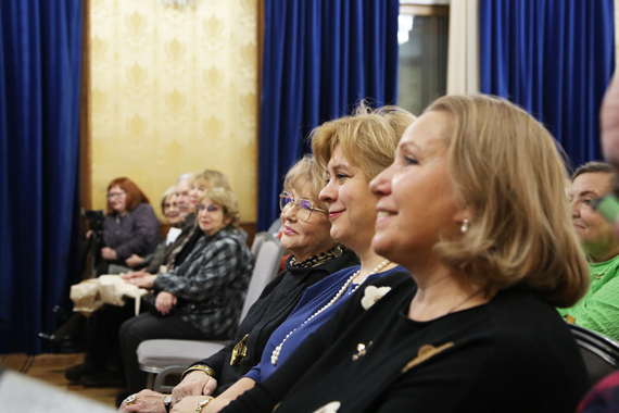 В зрительном зале