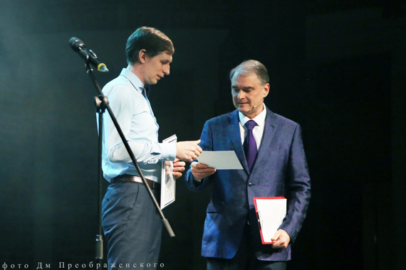 А.А Жигалкин вручает Роману Фомину специальный приз