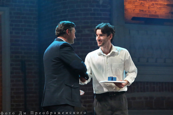 А.С.Арсентьев вручает премию Александру Анисимову